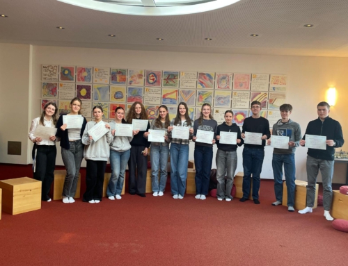 Schülerinnen und Schüler des PDG erhalten ihre DELF-Zertifikate