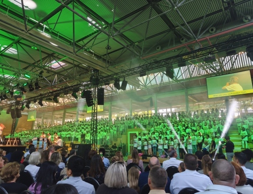 Liederfest in der Römerhalle begeistert – Schülerinnen und Schüler des PDG waren dabei!